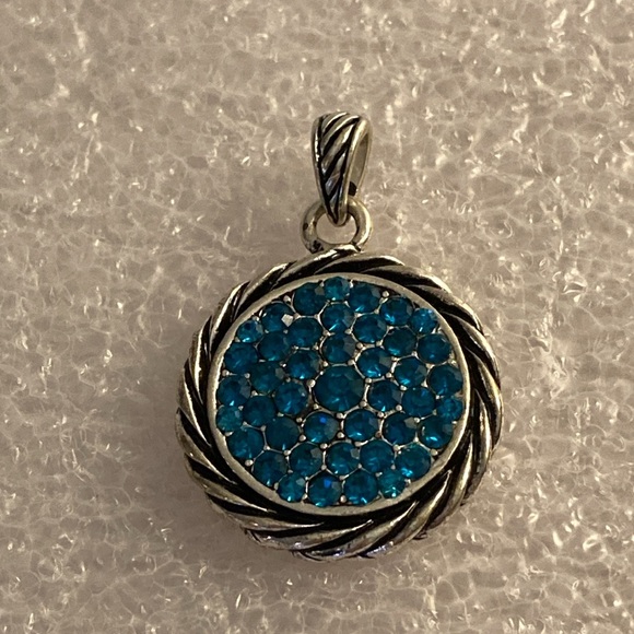 NWOT - Silvertone Scalloped Edge Turquoise Blue Crystal Pendant & Triangle Bale - Picture 3 of 6